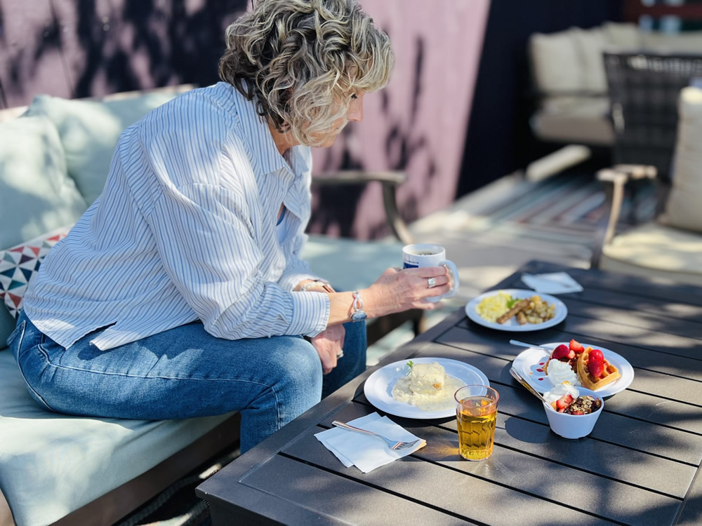 obertal-breakfast-outdoors-delicious obertal inn leavenworth outdoor breakfast