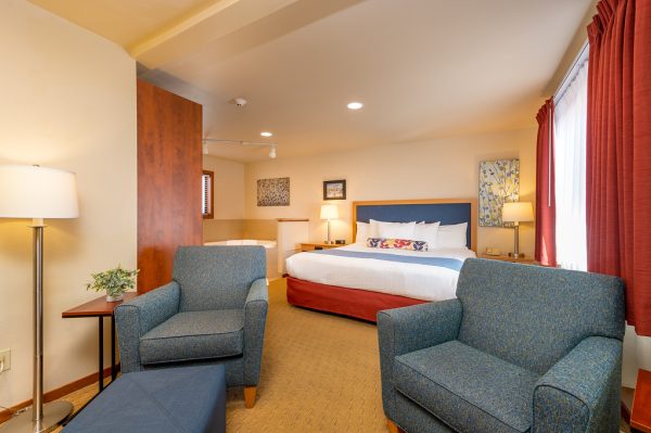 leavenworth hotel room with bed and chairs